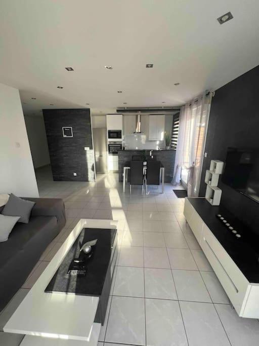 Tres Bel Appartement Entre Paris Et Disneyland ลอเยอส์ ภายนอก รูปภาพ